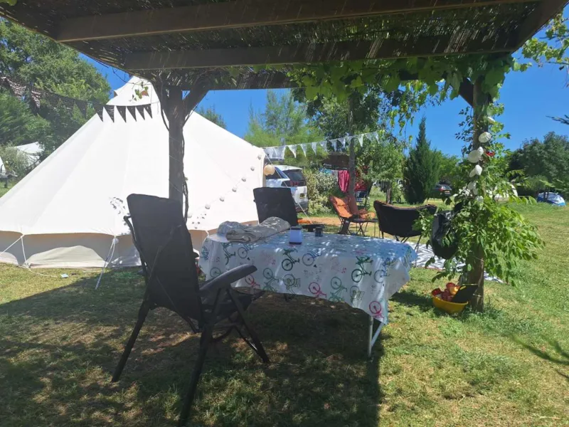 Forfait Emplacement Premium Tente / Caravane 2/7 Pers. + 10 A