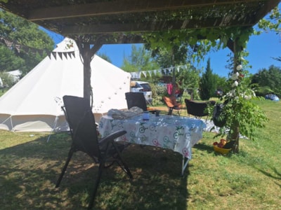 Premium pitch for tent/caravan/camper 2/7 pers. + 10 A