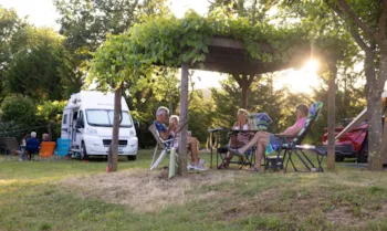 Emplacement - Forfait Emplacement Premium Tente / Caravane / Camping-Car 2/7 Pers. + 10 A - Camping Les Arches