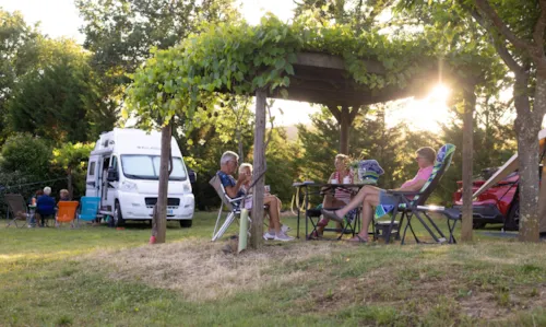 Emplacement - Forfait Emplacement Premium Tente / Caravane / Camping-Car 2/7 Pers. + 10 A - image n°1 - Camping Les Arches