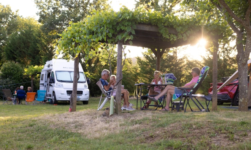 Forfait emplacement Premium tente / caravane / camping-car 2/7 pers. + 10 A