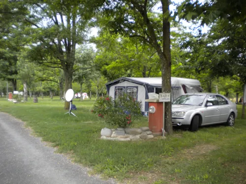 Pitch - Pitches  From 80 To 100 M² - image n°4 - Camping les Peupliers