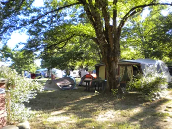 Pitch - Pitches  From 80 To 100 M² - Camping les Peupliers