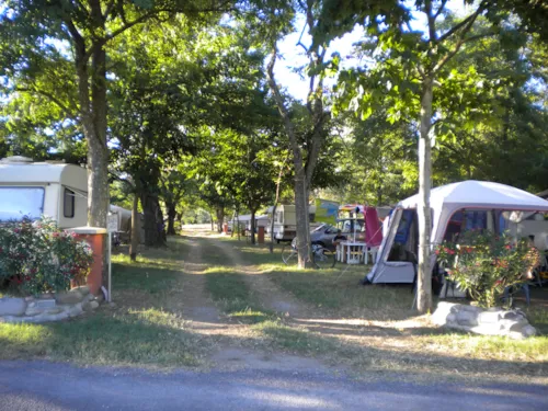 Pitch - Pitches  From 80 To 100 M² - image n°5 - Camping les Peupliers