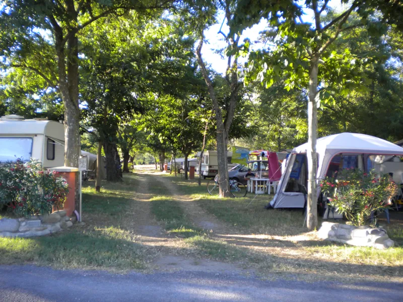 Emplacement De 80 À 100 M²