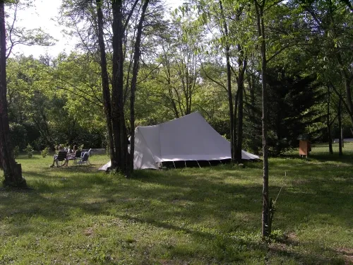 Pitch - Privilege Package Xl Pitch 130 Sqm + Car + 1 Tent + 1 Caravan + Electricity 8A - image n°1 - Flower Camping Le Plan d'Eau - Ardèche