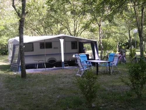 Pitch - Privilege Package Xl Pitch 130 Sqm + Car + 1 Tent + 1 Caravan + Electricity 8A - image n°2 - Flower Camping Le Plan d'Eau - Ardèche