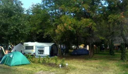 Pitch - Privilege Package Xl Pitch 130 Sqm + Car + 1 Tent + 1 Caravan + Electricity 8A - image n°3 - Flower Camping Le Plan d'Eau - Ardèche