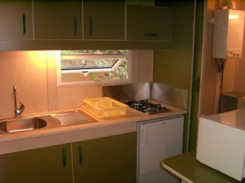 Location - Chalet Standard Trianon 20M²  2 Chambres - Terrasse Couverte + Climatisation - image n°2 - Flower Camping Le Plan d'Eau - Ardèche