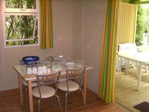 Location - Chalet Standard Trianon 20M²  2 Chambres - Terrasse Couverte + Climatisation - image n°3 - Flower Camping Le Plan d'Eau - Ardèche