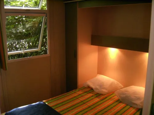 Location - Chalet Standard Trianon 20M²  2 Chambres - Terrasse Couverte + Climatisation - image n°4 - Flower Camping Le Plan d'Eau - Ardèche
