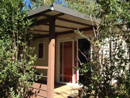 Location - Chalet Confort Tiare 32M² 3 Chambres - Terrasse Couverte + Climatisation - image n°1 - Flower Camping Le Plan d'Eau - Ardèche
