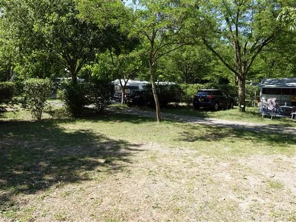 Forfait Privilège Emplacement Xl 130 M² + 1 Voiture + 1 Tente +1 Caravane + Électricité 8A