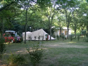 Emplacement - Comfort Package (1 tent, 1 caravan or 1 motorhome / 1 car / electricity 8A) - Flower Camping Le Plan d'Eau - Ardèche