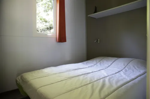 Location - Chalet Confort Tiare 32M² 3 Chambres - Terrasse Couverte + Climatisation - image n°3 - Flower Camping Le Plan d'Eau - Ardèche
