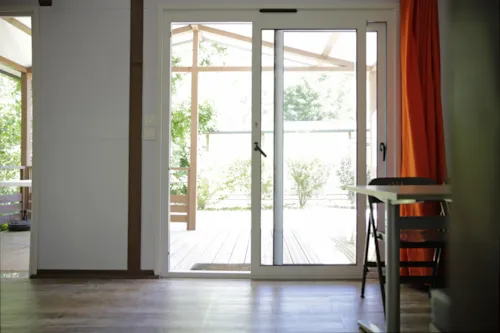 Mietunterkunft - Hütte Confort Vaia 27M² 2 Zimmer - Überdachte Terrasse - image n°3 - Flower Camping Le Plan d'Eau - Ardèche