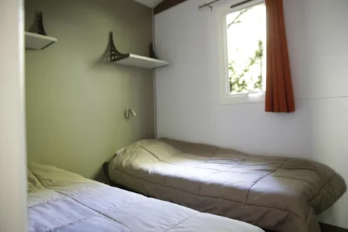 Mietunterkunft - Hütte Confort Vaia 27M² 2 Zimmer - Überdachte Terrasse - image n°5 - Flower Camping Le Plan d'Eau - Ardèche