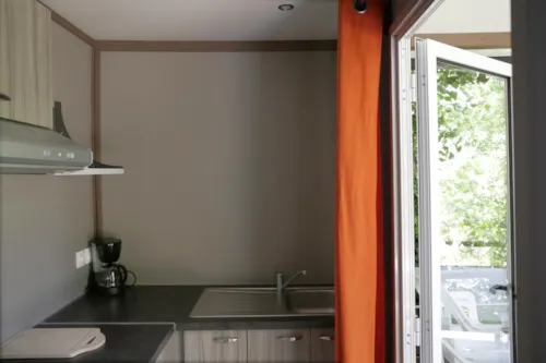Mietunterkunft - Hütte Confort Vaia 27M² 2 Zimmer - Überdachte Terrasse - image n°2 - Flower Camping Le Plan d'Eau - Ardèche