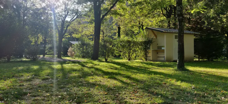 Emplacement 90M² +Cabin Sanitaires, Frigo Et Plancha