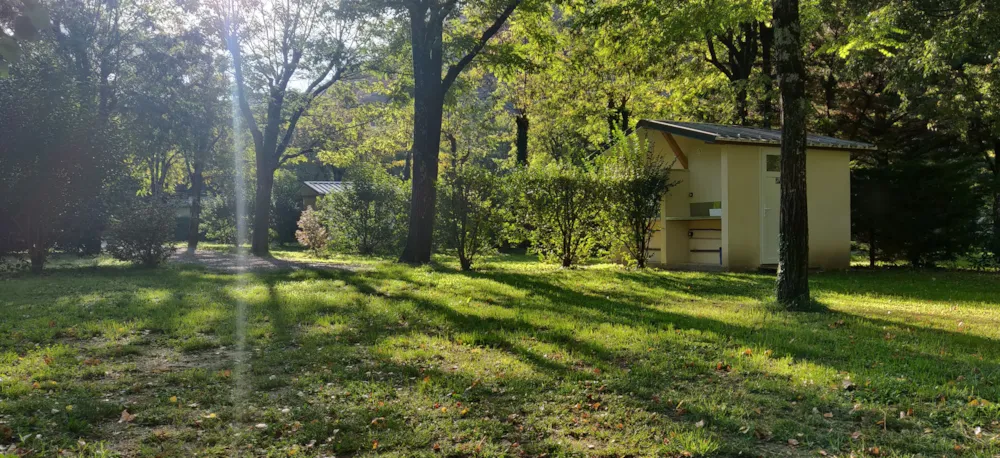 Emplacement - Emplacement Xl130m² +Cabin Sanitaires, Frigo Et Plancha - Flower Camping Le Plan d'Eau - Ardèche