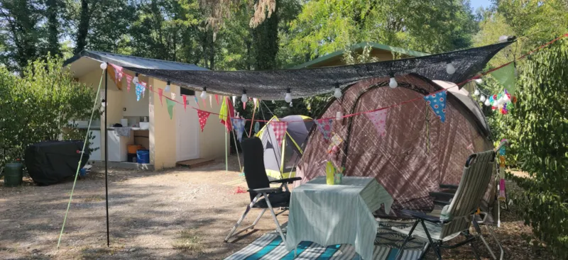 Emplacement Xl130m² +Cabin Sanitaires, Frigo Et Plancha