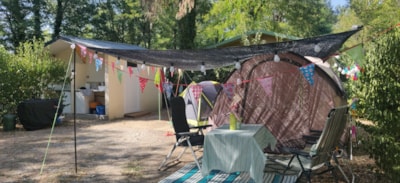 XL 130m² Pitch +Cabin toilet, shower, fridge and plancha