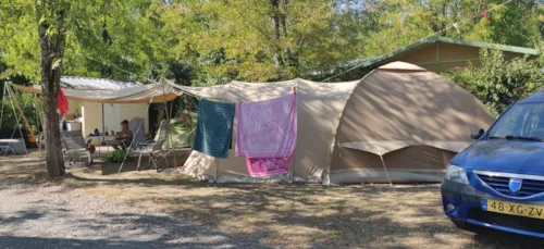 Kampeerplaats(en) - Xl 130M² Standplaats +Kabine Toilet, Douche, Koelkast En Plancha - image n°3 - Flower Camping Le Plan d'Eau - Ardèche