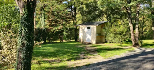 Kampeerplaats(en) - Xl 130M² Standplaats +Kabine Toilet, Douche, Koelkast En Plancha - image n°4 - Flower Camping Le Plan d'Eau - Ardèche