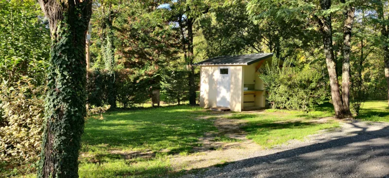 Emplacement Xl130m² +Cabin Sanitaires, Frigo Et Plancha