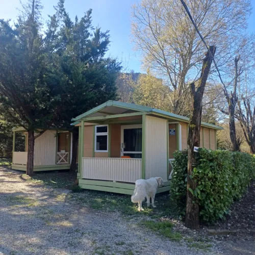 Mietunterkunft - Confort Tiny Chalet 20M² (1 Schlafzimmer - 2 Personen) + Überdachte Terrasse + Klimaanlage - image n°2 - Flower Camping Le Plan d'Eau - Ardèche