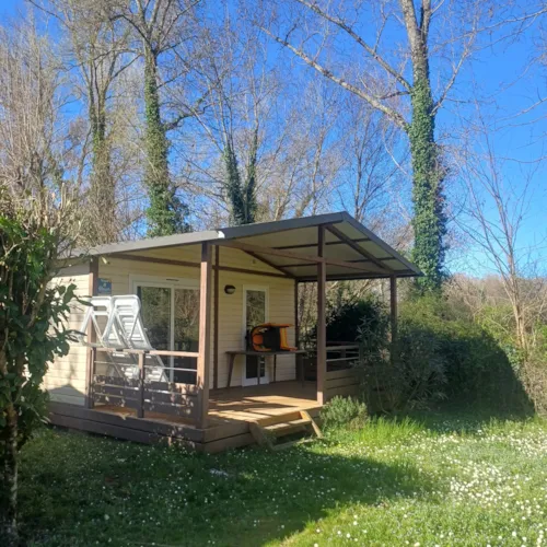 Mietunterkunft - Hütte Confort Vaia 27M² 2 Zimmer - Überdachte Terrasse - image n°6 - Flower Camping Le Plan d'Eau - Ardèche