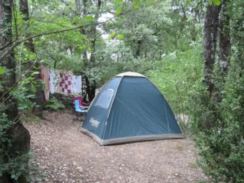 Stellplatz - Stellplatz + Auto + Zelt - Camping Les Chênes Verts