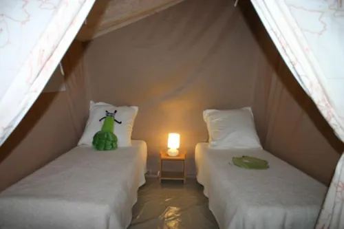 Location - Bungalow Toilé Massaï 2 Chambres - Sans Sanitaire - image n°5 - Camping Paradis - Bois Simonet