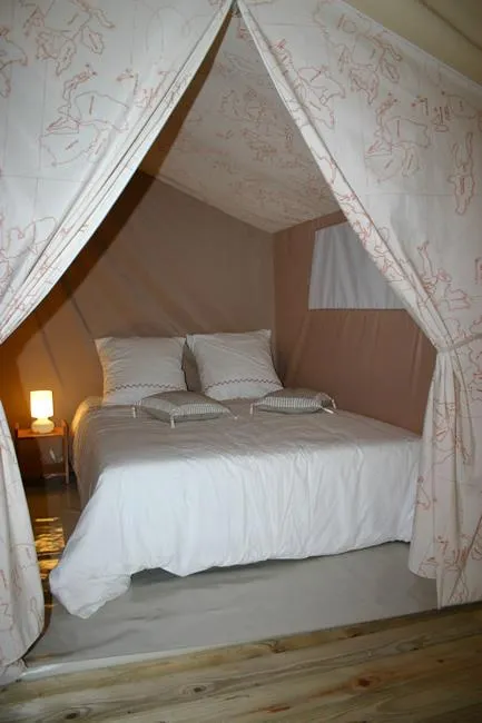 Location - Bungalow Toilé Massaï 2 Chambres - Sans Sanitaire - image n°7 - Camping Paradis - Bois Simonet