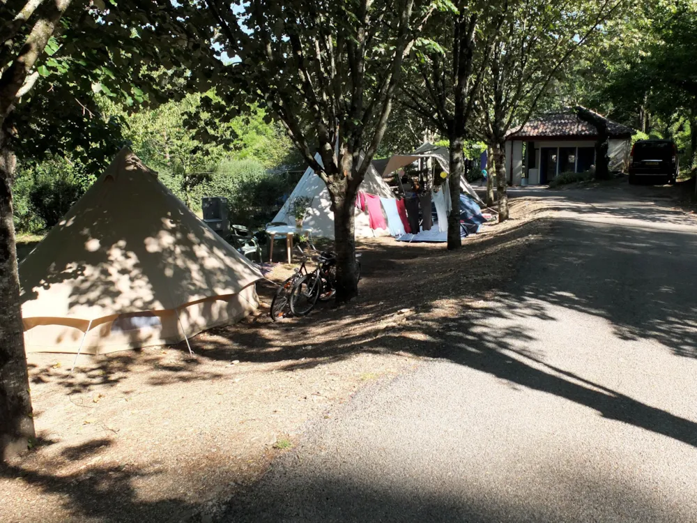 Emplacement - Emplacement Pour Caravane Et Camping-Car - Camping Le Moulin de Gournier