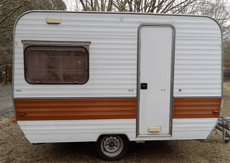Emplacement Prêt À Camper 70'  Caravane + Tente Vintage