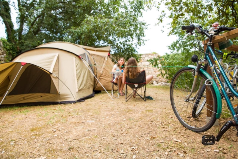 Forfait camping-caravaning : 1 emplacement pour 2 personnes avec 1 véhicule