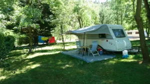 Emplacement - KOMFORT STELLPLATZ inkl. 2 Personen + Fahrzeug + Stromanschluss - Ushuaïa Villages - Camping Le Viaduc ***