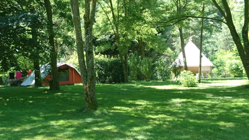 Emplacement - Emplacement Nature 2 Pers. Inclus + Véhicule, Sans Électricité - Camping Ushuaïa Villages Le Viaduc
