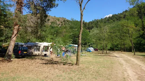 Emplacement - Emplacement Nature 2 Pers. Inclus + Véhicule, Sans Électricité - image n°2 - Ushuaïa Villages - Camping Le Viaduc ***