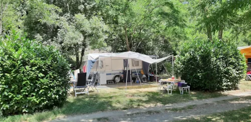 Emplacement - Emplacement Confort Incl. 2 Personnes + Véhicule + Électricité - image n°5 - Ushuaïa Villages - Camping Le Viaduc ***