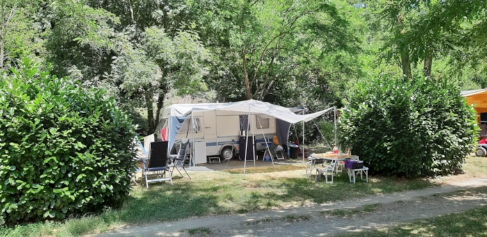 Emplacement Confort Incl. 2 Personnes + Véhicule + Électricité