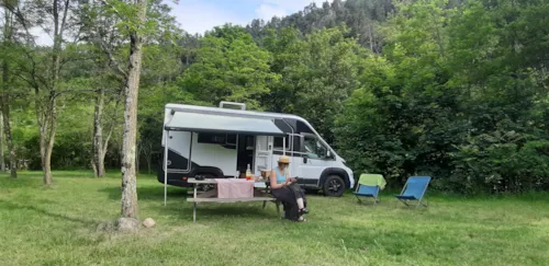 Emplacement - Emplacement Confort Incl. 2 Personnes + Véhicule + Électricité - image n°8 - Ushuaïa Villages - Camping Le Viaduc ***