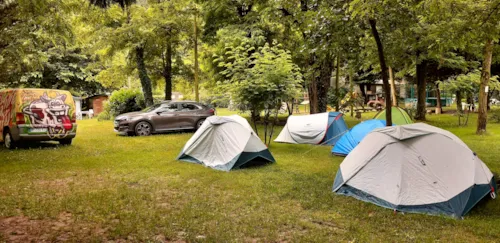 Emplacement - Emplacement Cycliste 1 Personne + 1 Petite Tente + 1 Vélo, Sans Électricité, Sans Voiture - image n°2 - Ushuaïa Villages - Camping Le Viaduc ***