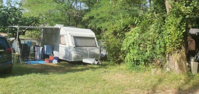 Pitch + 1car + 1tent or 1caravan