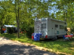 Pitch - Pitch Grand Confort Water & Drainage Point10 Amp. Electricity Included - Camping du Pont