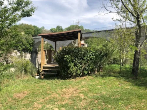 Emplacement - Emplacement Camping  Vue Panoramique Riviere Avec Terasse Électricité 10 Amp Comprise - image n°5 - Camping du Pont