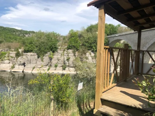 Emplacement - Emplacement Camping  Vue Panoramique Riviere Avec Terasse Électricité 10 Amp Comprise - image n°3 - Camping du Pont