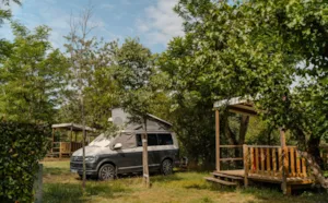 Emplacement - EMPLACEMENT CAMPING  VUE PANORAMIQUE RIVIERE AVEC TERASSE électricité 10 Amp comprise - Camping du Pont