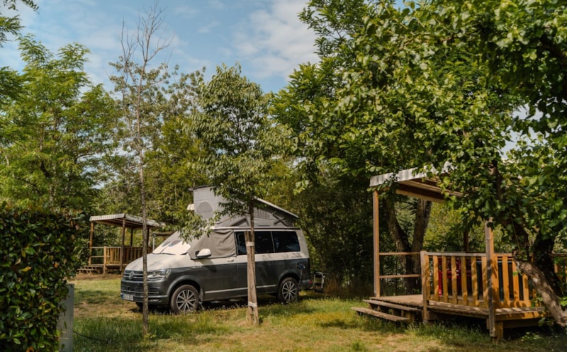 KAMPEERPLAATS PANORAMISCH UITZICHT OP DE RIVIER MET TERRAS 10 Amp. elektriciteit inbegrepe